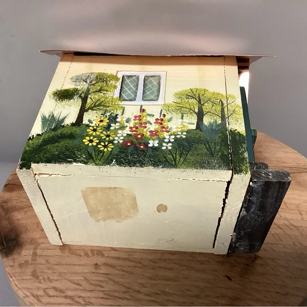 🟡 Hand Painted - Copper Roofed - Birdhouse - Excellent Condition - Unique Design - Picture 7 of 13
